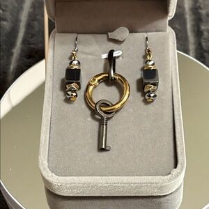 NWT - Gorgeous Jewelry set earrings and pendant